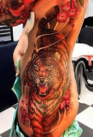 腰に非常に衝撃的な虎のタトゥーパターン画像