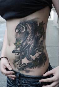 seuns middellyf pragtige mooi ink skildery tiger tatoeëring foto's