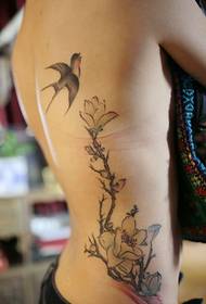 Patrón de tatuaje de flor de trago de color de cintura de lado femenino
