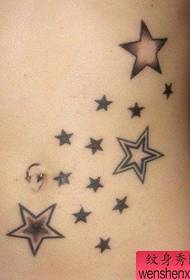 Tetovēšanas šova attēlam ieteicams viens vidukļa piecu zvaigžņu tetovējuma modelis