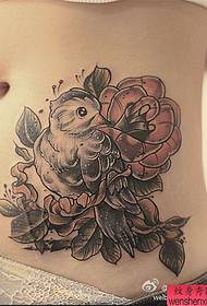 tatoveringsshow Anbefal en kvinnes midje personifiserte fuglerose tatoveringsmønster