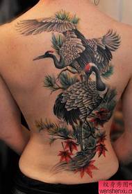 Veľmi klasický tetovací žeriav s plným chrbtom