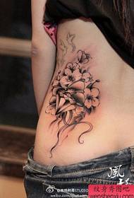 schöne taille schwarz und weiß diamanten und floral tattoos