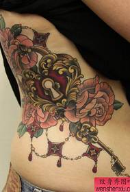 Tatuiruotės demonstravimo nuotraukoje rekomenduojama individualizuotos moters tatuiruotės schema