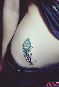 मादक कमर मोर पंख सुंदर टॅटू चित्र