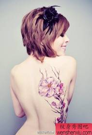 žena struka u boji cvijeta tetovaža uzorak