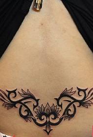 una donna cintura totem tatuu di mudellu