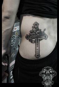figura e tatuazhit rekomandoi një kryq tatuazh të belit anësor