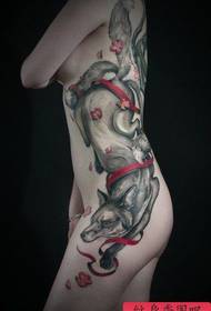 modeli i një tatuazhi nga beli i një gruaje