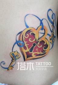djevojka struk u obliku brave u obliku ključa vrpca tetovaža uzorak