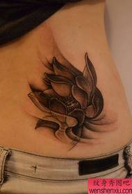 여자의 허리 아름다운 클래식 연꽃 문신 패턴