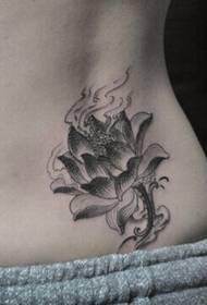 女生腰部唯美时尚的黑白莲花纹身图片
