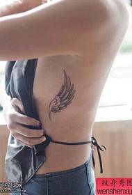 女性の腰の翼の入れ墨はタトゥーによって共有されます