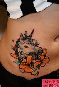 cintura dunha muller cor patrón de tatuaxe de cabalo