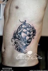 wzór tatuażu żeglarskiego z boku talii