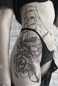 女性侧腰帆船玫瑰花纹身图案