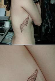 foto e tatuazhit me bukuroshe të bukur balenash të freskët