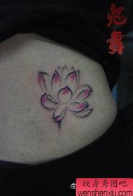 maanyag nga sidsid matahum nga sumbanan sa tinta nga lotus nga tattoo nga tinta