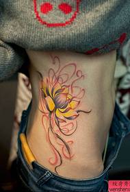 I-tattoo show isithombe iphakamise iphethini ye-Woman side waist lotus tattoo