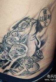 A imaxe do tatuaje recomendou un patrón de tatuaje de diñeiro afortunado en cintura