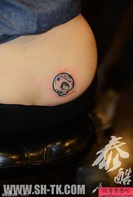 modeli i tatuazhit me hark të bukur kafkë me belin e gruas