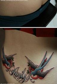 Сұлулық беліндегі сәнді әріптер татуировкасы үлгісімен кішкентай қарлығаштар