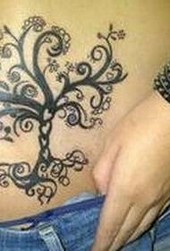 소녀 허리 섹시 아름다운 나무 토템 문신 사진