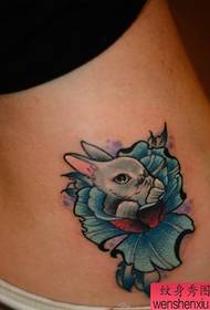 Tatuering showbild rekommenderar en kvinnas midja färg kanin tatuering mönster