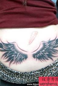Tattoo show bilde anbefaler en kvinnes midje ving tatoveringsmønster