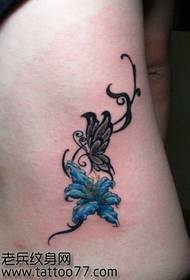 Skaists tauriņa lilijas tetovējuma tetovējuma modelis