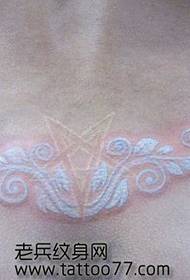patrón de tatuaje de flor de cintura de cintura branca branca
