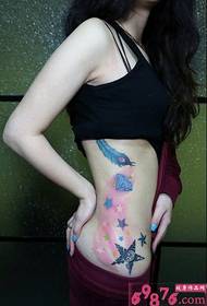 Gadis sisi pinggang kreatif gambar busana tato