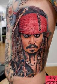 малюнак татуіроўкі паказаць бакавую талію пірацкай працы