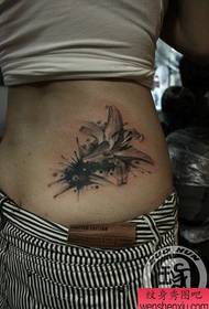 소녀의 허리에 인기있는 백합 꽃 문신 패턴