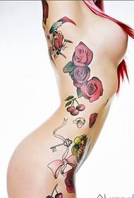 magjepsëse magjepsëse seksi tatuazh i belit me tatuazh