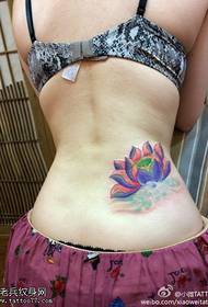 Emakumeen gerrian kolore lotus tatuajeak partekatzen ditu tatuaje aretoak