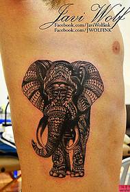 Veteran Tattoo A derék oldalán finom elefánt tetoválást javasol