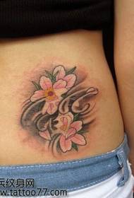 Pinggang kecantikan mung pola tato mekar kembang sing indah