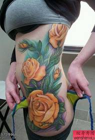 Nainen seksikäs tatuointi osa kahdeksan vyötärön tatuointi toimii