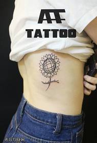 женски бочни струк обрасци тетоваже сунцокрета пружени у таттоо схов бару