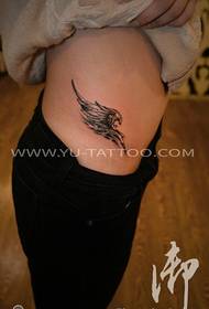 wzór tatuażu skrzydła po stronie kobiecej