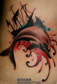 et delfin tatoveringsmønster i taljen