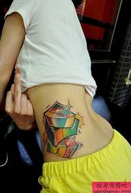 Лента за шоу за тетоважи препорача шема на тетоважи во боја на половината на жената