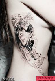 figura de tatuaj recomandă o poză de tatuaj de sirenă cu talie laterală