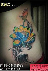 Piękny kolorowy wzór tatuażu lotosu na talii dziewczyny