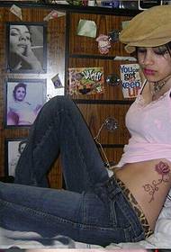ကိုယ်ရည်ကိုယ်သွေးအမျိုးသမီးလှပသောခါးပန်းပွင့် tattoo ရုပ်ပုံလွှာ