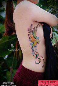 女性側腰色ハチドリのタトゥー画像