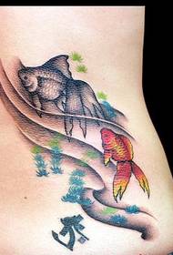 espectáculo de tatuajes de moda: patrón de tatuaje de pez dorado de cintura