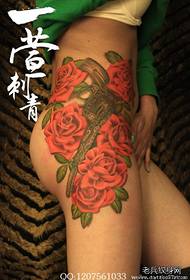 красота талия до крака мода красива роза и пистолет татуировка модел