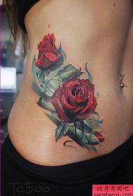 La imagen del espectáculo de tatuajes recomienda el patrón de tatuaje de rosa de cintura lateral de una mujer